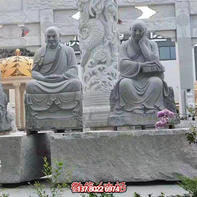 大型戶外石雕佛像雕塑，裝點美麗的寺院園林