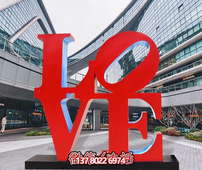 大型商場里擺放的紅色的玻璃鋼創意LOVE雕塑